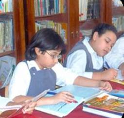 فتيات مصر في قاعة المطالعة