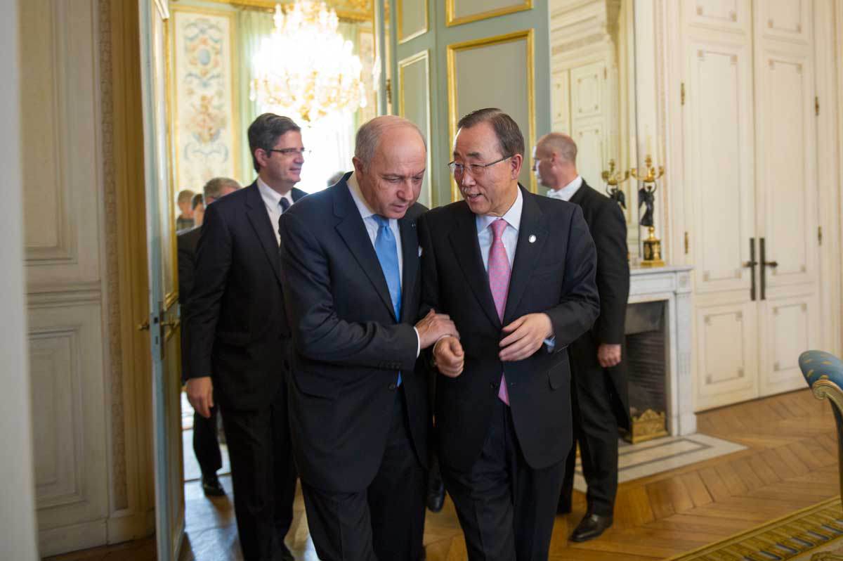 Photo: Secretary-General Ban Ki-moon (right) speaks with French Foreign Minister Laurent Fabius ahead of the COP21.