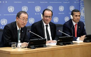 Secretary-General Ban Ki-moon (left), Presidents François Hollande of France (center) and Ollanta Humala Tasso of Peru, brief the press. UN Photo/Evan Schneider