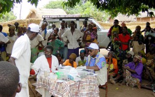 A mobile team of national health care workers performing systematic screening of population for human sleeping sickness in Bodo village, Chad. Photo: WHO