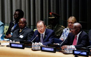 Secretary-General Ban Ki-moon (centre), flanked by President Yoweri Museveni of Uganda (left) and General Assembly President Sam Kutesa, addresses the Assembly’s high-level thematic debate on strengthening cooperation with regional partners.