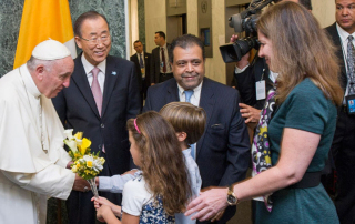 Pope Francis is welcomed by Secretary-General Ban Ki-moon and receives flower bouquets from children of UN staff members at the start of his visit to UN Headquarters. UN Photo/Mark Garten