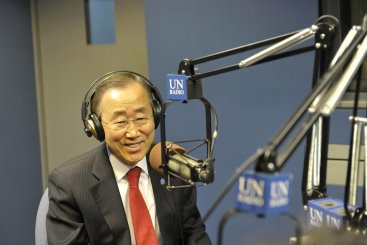 Le Secrétaire général de l'ONU, Ban Ki-moon, est interviewé dans le studio de la radio de l'ONU.