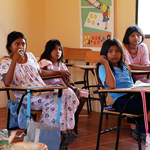تلميذات من شعب وينو في مدرسة بقرية بيسوابا في كولمبيا. ©الأمم المتحدة/Gill Fickling