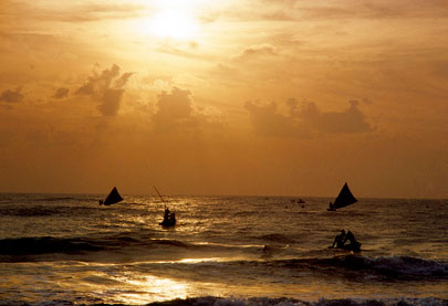 Рыбаки в Бенгальском заливе. Фото ООН/Джон Айзек