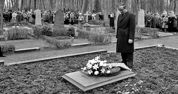 Acting Secretary-General U Thant lays a wreath at Hammarskjöld’s grave in 1962.