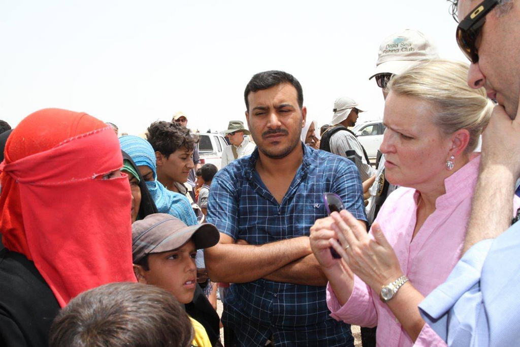 UN Humanitarian Coordinator for Iraq, Lise Grande (right), in conversation with refugees coming our of Iraq. Photo: OCHA