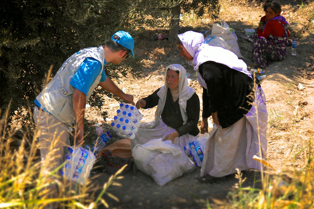Unicef distributing water and hygiene items to Yazidi IDPs who crossed from Syria into Kurdistan, Iraq. Photo: UNICEF