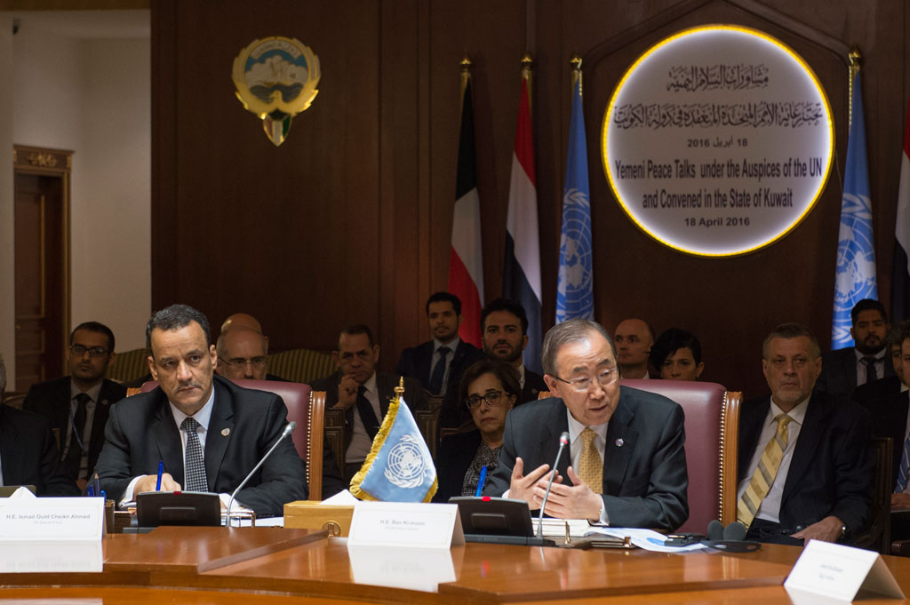 Secretary-General Ban Ki-moon (right) addresses the Yemeni delegations at the Kuwait Peace Talks. UN Photo/Eskinder Debebe