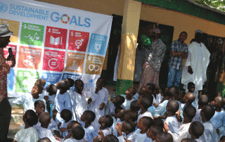 Ronald Kayanja, Director of UNIC Lagos, explains the Sustainable Development Goals to local schoolchildren.