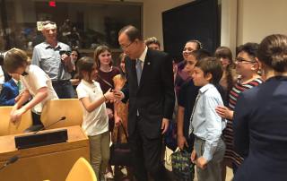 Photo: Ban Ki-moon greets student visitors.