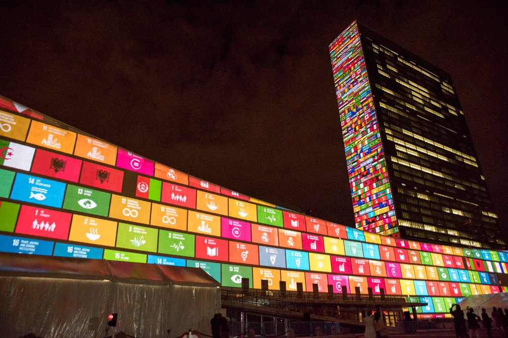 عرض الأهداف الإنمائية المستدامة على مقر الأمم المتحدة. المصدر: الأمم المتحدة / تشا باك