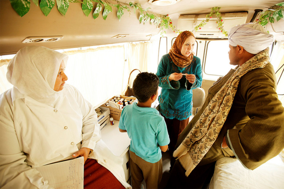 العيادات المتنقلة في مصر، بتمويل من الصندوق العالمي لمكافحة الإيدز والسل والملاريا، تقدم الخدمات اللازمة للوقاية وعلاج مرض السل للكثير ممن يعيشون في المناطق الريفية والأحياء الفقيرة. Photo: The Global Fund/John Rae
