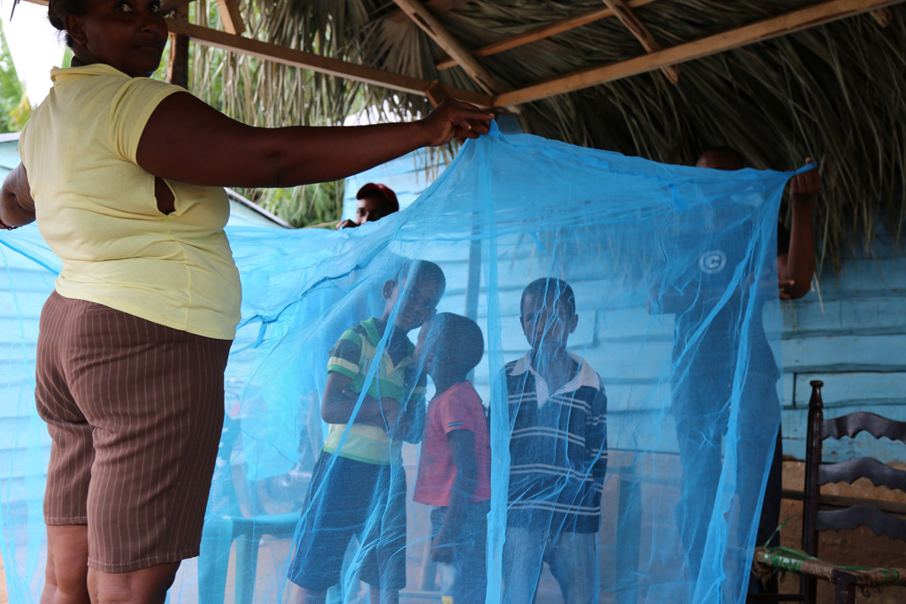 لأطفال تحيط بها شبكة واقية من الملاريا في جمهورية الدومينيكان. الصورة: منظمة الصحة العالمية/ منظمة الصحة للبلدان الأمريكية