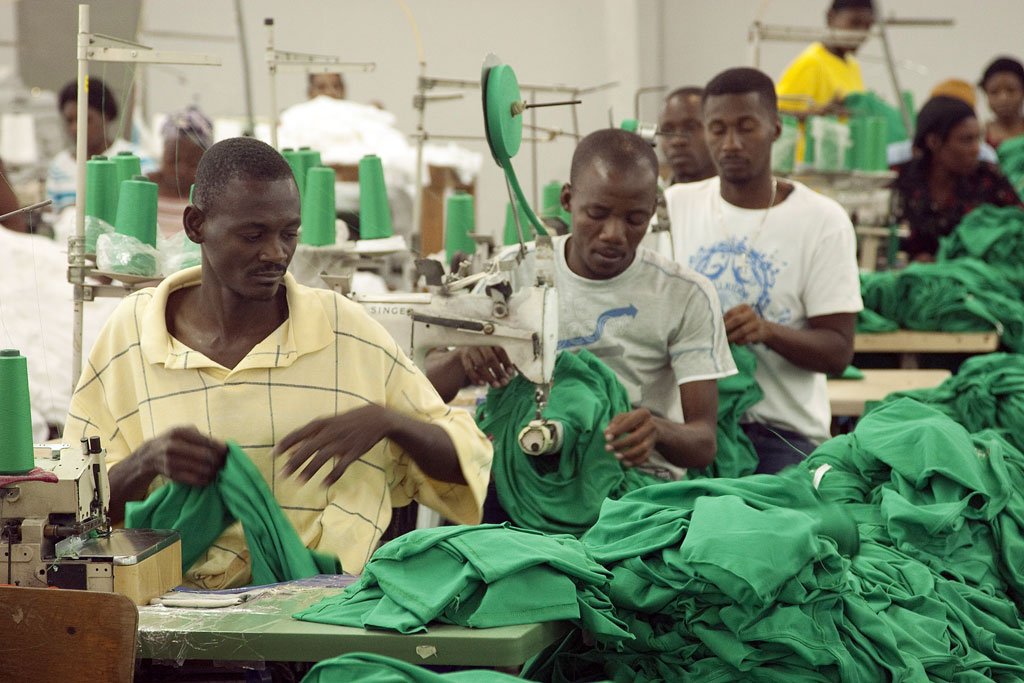 عمال في مجمع صناعي في بورت أو برنس، هايتي. من صور الأمم المتحدة / إسكندر ديبيبى