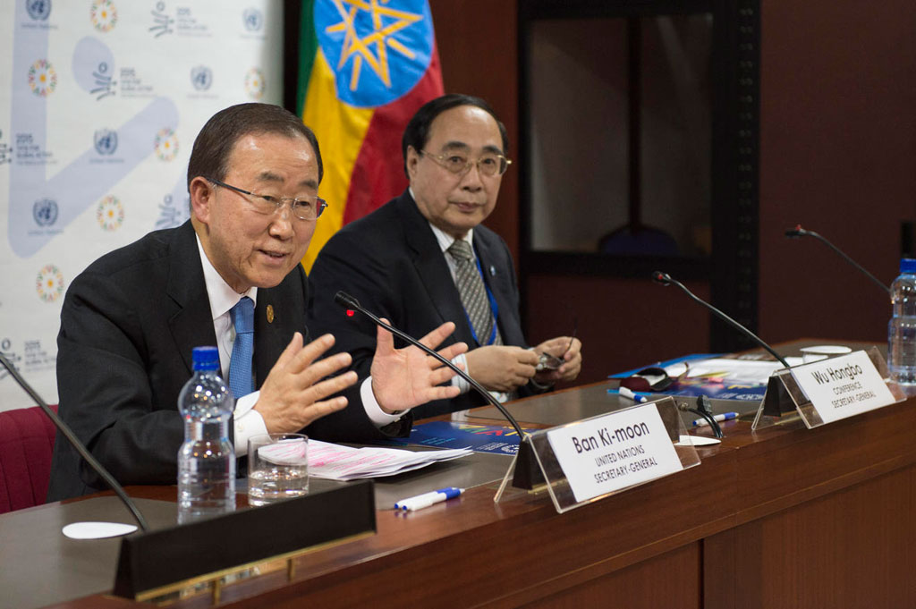 الأمين العام بان كي مون في مؤتمر صحفي في أديس أبابا. صور الأمم المتحدة / إسكندر ديبيبى