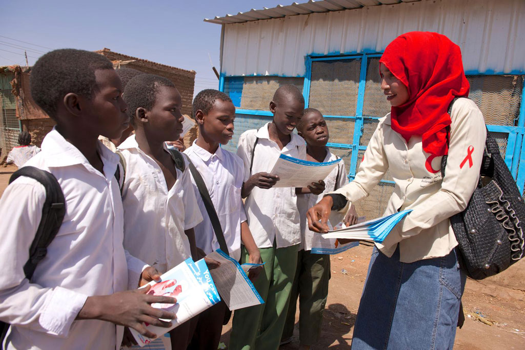 مجموعة من أطفال المدارس يتلقون مواد التوعية بفيروس نقص المناعة البشرية / الإيدز، في الخرطوم، السودان. من صور: اليونيسف / SUDA2014-XX166 / نوراني