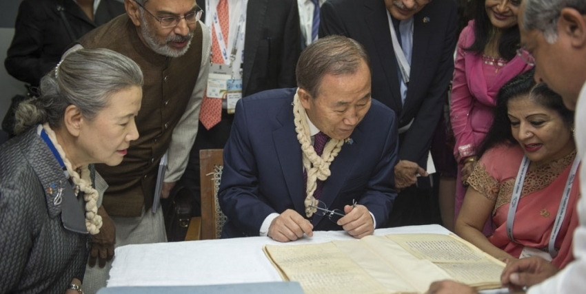 UN Secretary-General Ban Ki-moon (centre), Madame Ban Soon-taek (left) examine Gandhi