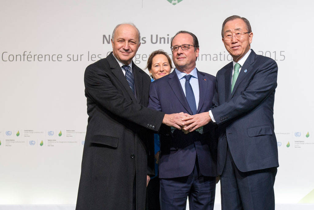 الأمين العام للأمم المتحدة بان كي مون والرئيس الفرنسي فرانسوا هولاند، ووزير الخارجية الفرنسي لوران فابيوس في مؤتمر المناخ في باريس، فرنسا. 30 نوفمبر 2015. المصدر: الأمم المتحدة / ريك باجورناس