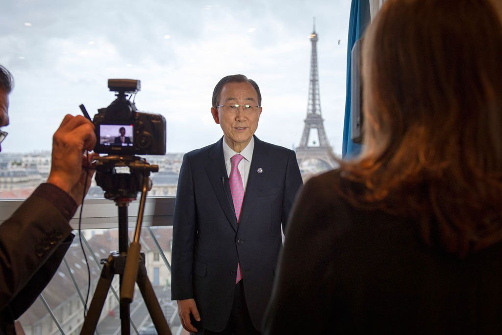 الأمين العام للأمم المتحدة بان كي مون يتحدث إلى مركز أنباء الأمم المتحدة قبيل افتتاح مؤتمر الأمم المتحدة حول تغير المناخ، في باريس، فرنسا. المصدر: الأمم المتحدة / ريك باجورناس