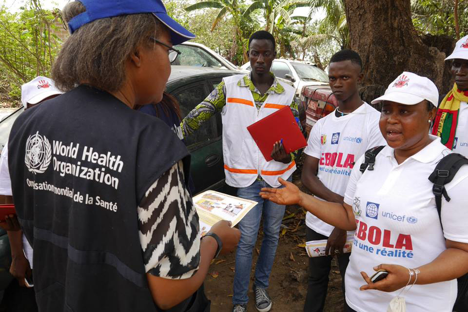 مساعدة المجتمعات المحلية الغينية على مكافحة فيروس الإيبولا. المصدر: منظمة الصحة العالمية/ ب. هوتون