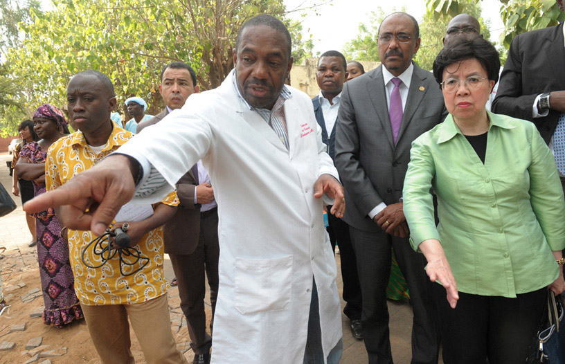 مارغريت تشان، المديرة العامة لمنظمة الصحة العالمية، في زيارة لمالي لمراقبة جهود مكافحة الايبولا.