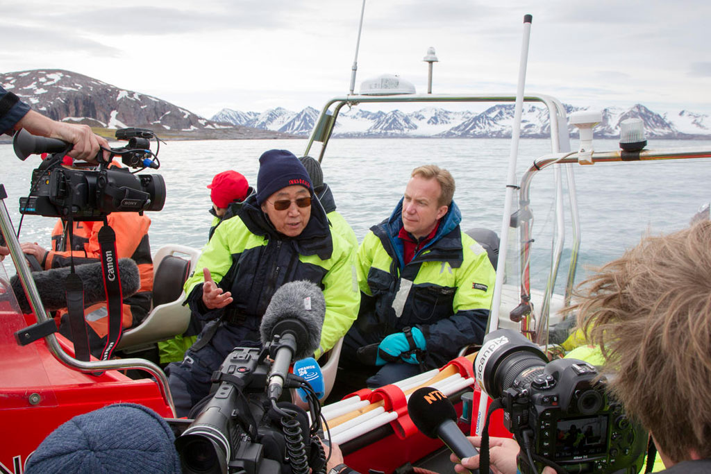 الأمين العام بان كي مون يزور الجبل الجليدي بلومستراندبرين في النرويج ويجلس إلى يمينه وزير خارجية النرويج، بورغ بريندي