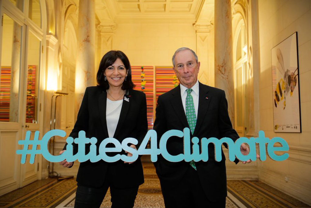 آن هيدالغو، عمدة مدينة باريس ومايكل بلومبيرغ، المبعوث الخاص للأمين العام المعني بالمدن وتغير المناخ، في قمة المناخ للقيادات المحلية على هامش مؤتمر الأمم المتحدة حول تغير المناخ. 4 ديسمبر 2015. تصوير: @ Cities4Climate