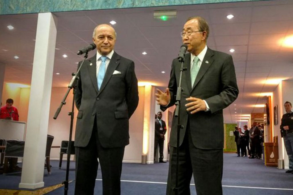 وزير الشؤون الخارجية الفرنسية، لوران فابيوس، والأمين العام بان كي مون، في مؤتمر صحفي حول تغير المناخ،11 ديسمبر 2015. المصدر: الأمم المتحدة / فلورنسيا سوتو نينو