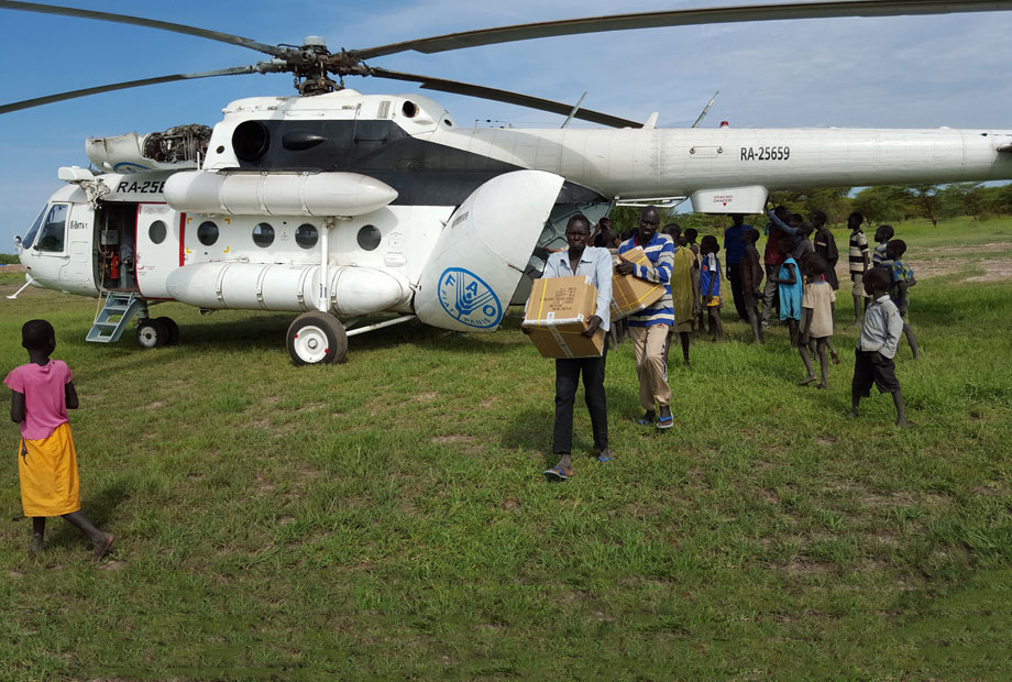 粮农组织的直升飞机将食品与物资送达南苏丹。粮农组织图片。