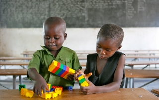 津巴布韦一所小学校的儿童在玩玩具。儿基会/Giacomo Pirozzi