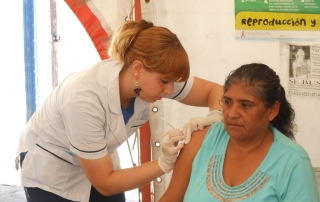 一名阿根廷妇女接受乙肝疫苗接种。世界卫生组织图片