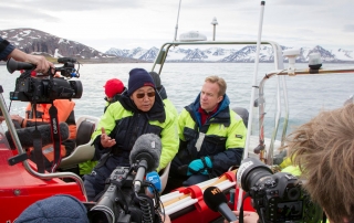 在挪威北极地区，潘基文秘书长在考察日益融化的冰川。联合国图片/Rick Bajornas
