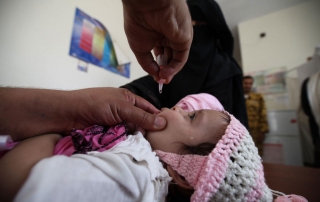 也门萨那儿童在接受麻疹疫苗免疫。图片来源：联合国儿童基金会Yasin
