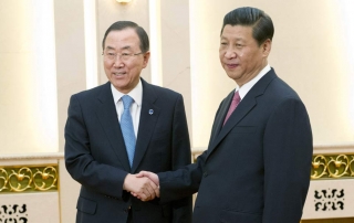 中国国家主席习近平与联合国秘书长潘基文资料图片。联合国图片/Evan Schneider