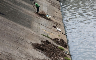 菲律宾一位城市工作者清扫沿河道路。世界银行图片/Dominic Chavez