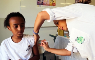 在圣保罗，一名女孩正在接受人类乳头瘤病毒疫苗。这种疫苗可以帮助她成年后免于患上宫颈癌。图片来源：泛美卫生组织、世卫组织