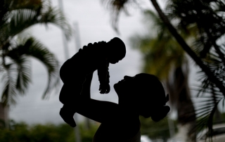 在巴西，一名15岁的母亲举着一个四个月大的患有小头畸形的婴儿。儿基会/Ueslei Marcelino