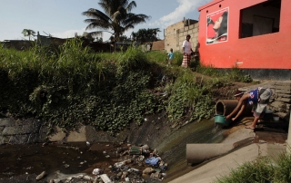 不健康环境估计每年造成１２６０万人死亡。世界银行图片/John Hogg