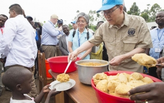 潘基文秘书长访问刚果（金）流离失所营地。联合国图片/Eskinder Debebe