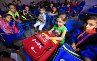 叙利亚儿童获得联合国儿童基金会提供的新书包。儿基会图片/Sanadiki
