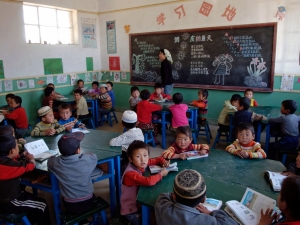 Heping Village Primary School, Dongxiang County. Gansu province, China. Schoolroom and children Photo: Liang Qiang / World Bank