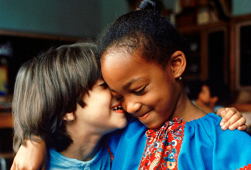 Deux enfants affichent leur amitié dans une école du Bronx à New York. Photo ONU/Marcia