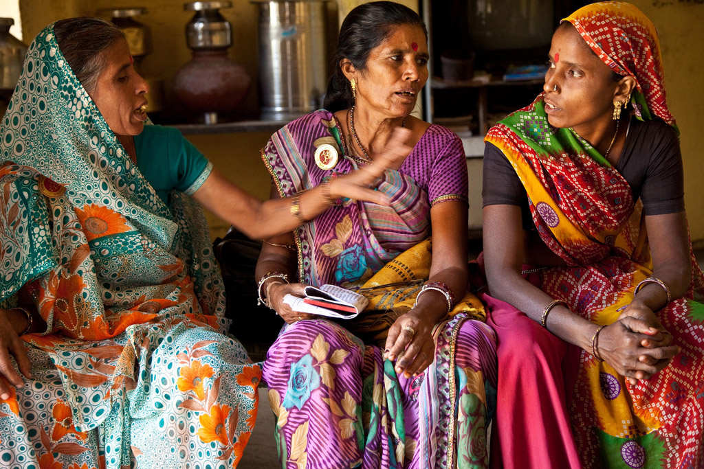 En Inde, les membres d’un réseau de femmes célibataires, Ekal Nari Shakti Sangathan, qui lutte pour l’obtention du droit des veuves à vivre dans la dignité et la justice. Photo : ONU Femmes / Gaganjit Singh
