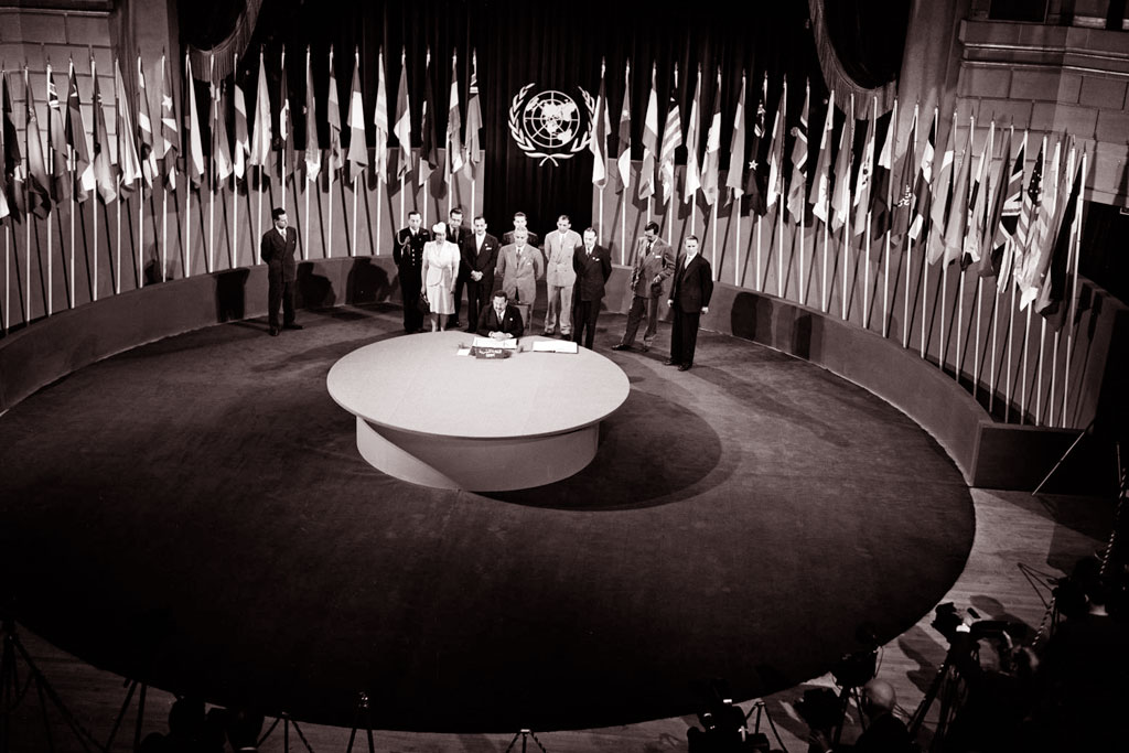 La Charte des Nations Unies est signée par une délégation lors d’une cérémonie organisée au War Memorial Building, le 26 Juin 1945. Photo : ONU / Yould