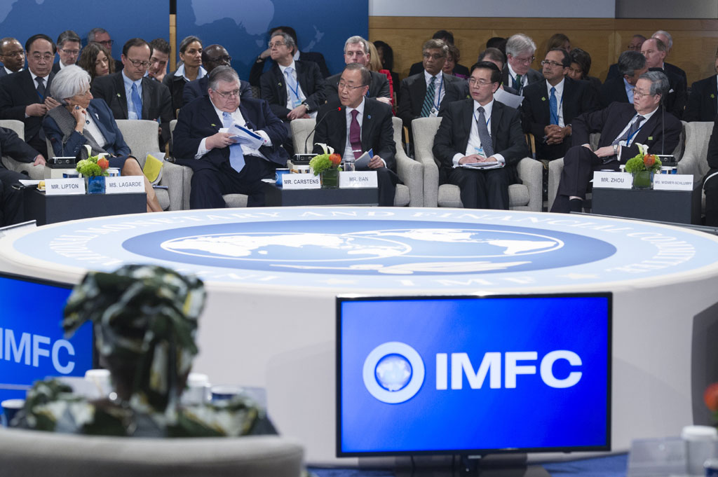 Le Secrétaire général de l’ONU, Ban Ki-moon, s’exprime lors d’une réunion du Comité international monétaire et financier du FMI à Washington en avril 2015. Photo: ONU/Eskinder Debebe