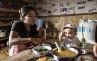 La petite Lwe Aye, au Myanmar, bénéficie d’un repas grâce à l’aide de l’UE et du PAM. Photo : PAM
