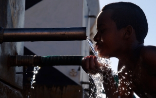 Un Soudanais buvant de l’eau. Photo Banque mondiale/Arne Hoel