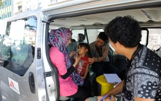 Le personnel médical de l’ONG Médecins Sans Frontières évalue la santé d’une jeune fille accompagnée par sa mère, à Belgrade, en Serbie.