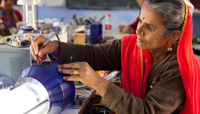 Formatrice en ingénierie solaire, Barefoot College, Inde. Photo Credit: ONU Femmes/Gaganjit Singh